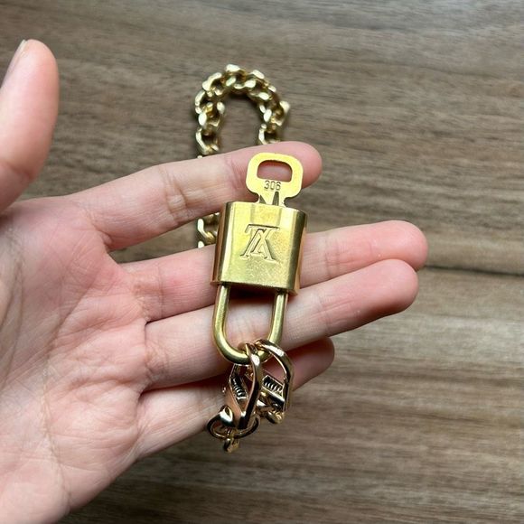 Louis Vuitton #306 Lock and Key Gold Brass with new unbranded chain - Picture 3 of 5